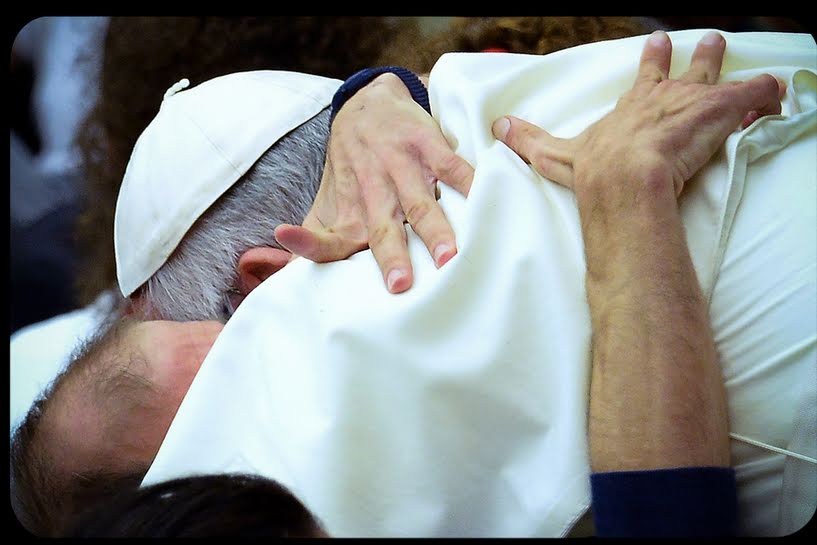 Papa Francisco abraza enfermo
