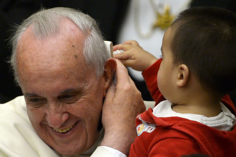Papa Francisco con niño