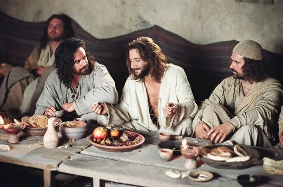Jesus comiendo con discípulos